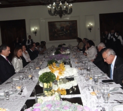 Don Felipe durante el almuerzo ofrecido a los Jefes de Estado, de Gobierno y de Delegación asistentes, acompañado por la presidenta de la República de