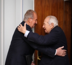Saludo entre Don Juan Carlos y el ex Presidente de la República Portuguesa Mario Soares