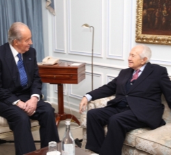 Don Juan Carlos conversa con el ex Presidente de la República Portuguesa Mario Soares