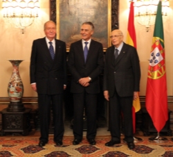 Su Majestad el Rey junto al Presidente de la República Portuguesa, Anibal Cavaco Silva, y al Presidente de la República Italiana, Giorgio Napolitano