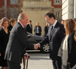 Don Juan Carlos recibe el saludo del presidente del Gobierno, Mariano Rajoy, a su llegada a la Catedral.
