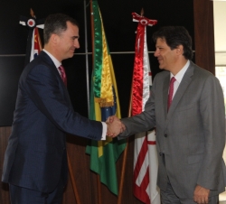 El Príncipe de Asturias recibe el saludo del Alcalde de São Paulo, Fernando Haddad