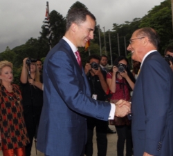El Príncipe de Asturias recibe el saludo del Gobernador del Estado de Sao Paulo, Geraldo Alckmin
