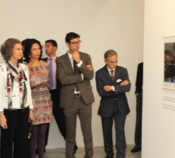 Doña Sofía, durante su visita a la exposición del Centro Cultural de España en Guatemala.