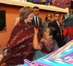 La Reina es obsequiada con un "perraje", un manto multicolor de algodón usado por las indígenas mayas.