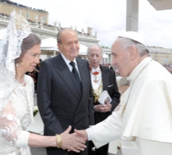Sus Majestades los Reyes saludan a Su Santidad el Papa Francisco, al acabar la ceremonia de canonización