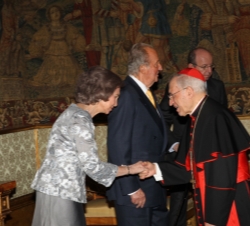 Doña Sofía recibe el saludo del arzobispo de Madrid, Antonio María Rouco Varela