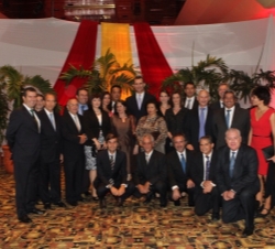 Don Felipe con miembros de la colectividad española afincados en Costa Rica