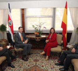 El Príncipe de Asturias durante el encuentro mantenido con la Presidenta saliente de la República de Costa Rica, Laura Chinchilla