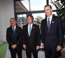 El Príncipe junto al Presidente de República Dominicana, Danilo Medina y el vicepresidente de Argentina, Amado Boudou, instantes antes del acto de tom