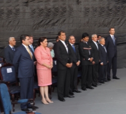 Don Felipe junto a los Jefes de Estado y de Gobierno asistentes a la toma de posesión