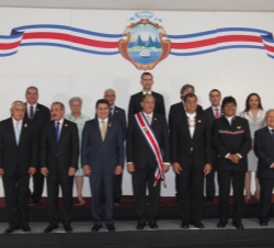 Don Felipe junto al Presidente de Costa Rica, Luis Guillermo Solís y los Jefes de Estado y jefes de delegaciones que han asistido a la toma de posesió