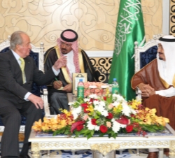 Su Majestad el Rey conversa con Su Alteza Real el Príncipe Heredero de Arabia Saudí Salman Bin Abdulaziz Al Saud tras llegar a Jeddah