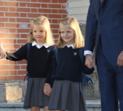 Su Alteza Real la Princesa de Asturias y Su Alteza Real la Infanta Doña Sofía, con Sus Majestades los Reyes, en el comienzo del curso escolar 2012/201