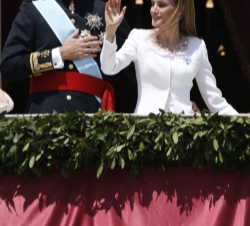 Sus Majestades los Reyes saludan desde el balcón del Palacio Real