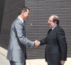 Don Felipe recibe el saludo del presidente de la Junta de Castilla y León, Juan Vicente Herrera