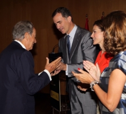 Su Majestad el Rey hace entrega a Juan-Miguel Villar Mir del Premio Nacional de Innovación 2013, en su modalidad "Trayectoria Innovadora"