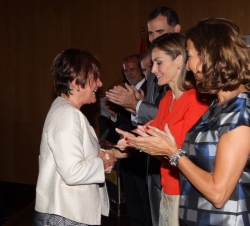 Doña Letizia hace entrega del Premio Nacional de Innovación 2013, en su modalidad "Compra pública innovadora", a Rocío Mosquera, Consejera d