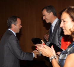 Íñigo Meirás, consejero delegado de Ferrovial; recibe de manos de Su Majestad el Rey el Premio Nacional de Innovación, en su modalidad "Internaci