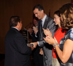 José Figueras recibe, de manos de Don Felipe, el Premio Nacional de Diseño 2013, en su modalidad "Empresa"