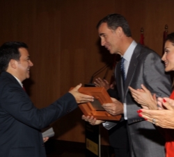 Don Felipe hace entrega a Pablo Martín Badosa del Premio Nacional de Diseño 2013, en su modalidad "Profesionales"