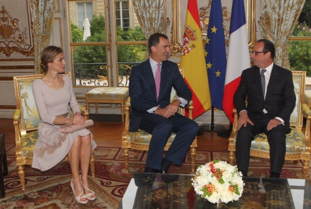 Sus Majestades los Reyes y el Presidente de la República de Francia, François Hollande, durante el encuentro mantenido en el Palacio de Elíseo