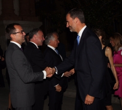 Don Felipe recibe el saludo del embajador de Estados Unidos en España, James Costos