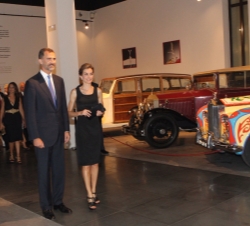 Sus Majestades los Reyes a su llegada al Museo del Automóvil