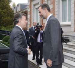 Su Majestad el Rey recibe al Presidente de la República de Colombia, Juan Manuel Santos Calderón, a su llegada al Palacio de La Zarzuela