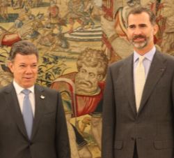 Don Felipe junto al Presidente Santos, instantes previos al encuentro que mantuvieron en el Palacio de La Zarzuela