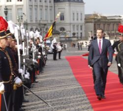 Su Majestad el Rey pasa revista a una Compañía de Honores en el Palacio Real de Laeken