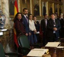 Don Felipe y Doña Letizia en la biblioteca del Parlamento, junto con los presidentes de ambas Cámaras, tras el acto protocolario de firma en los libro
