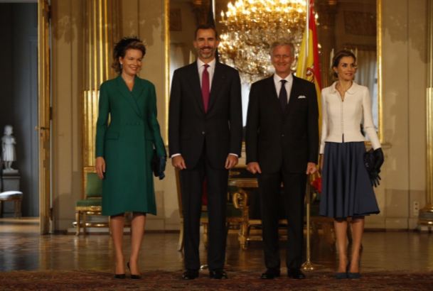 Sus Majestades los Reyes, junto a Sus Majestades los Reyes de los Belgas, en el Salón Imperio del Palacio Real de Laeken