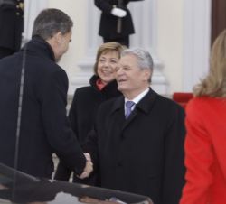 El Presidente Gauck y su esposa reciben a Don Felipe y Doña Letizia a su llegada a la residencia oficial de la Presidencia de la República Federal de 