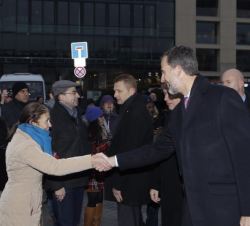 Don Felipe saluda a unos ciudadanos durante su paseo desde la Puerta de Brandenburgo hacia el Ayuntamiento de Berlín.