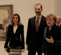 Don Felipe y Doña Letizia, con la canciller federal de Alemania, Angela Merkel.