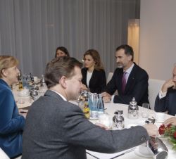 Reunión de Sus Majestades los Reyes con la canciller federal de la República Federal de Alemania, Angela Merkel, acompañados por las respectivas deleg