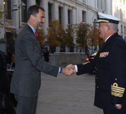 Su Majestad el Rey recibe el saludo del jefe de Estado Mayor de la Armada, almirante general Jaime Muñoz-Delgado y Díaz del Río