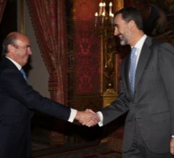Su Majestad el Rey recibe el saludo del ministro de Economía y Competitividad, Luis de Guindos