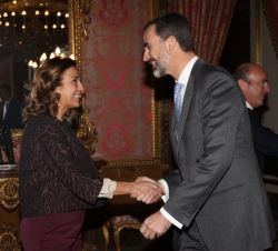 Su Majestad el Rey recibe el saludo de la secretaria de Estado de Investigación, Desarrollo e Innovación, Carmen Vela