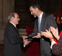 Don Felipe hace entrega a Jesús María Prieto del Premio Nacional de Investigación "Gregorio Marañón", en el área de Medicina
