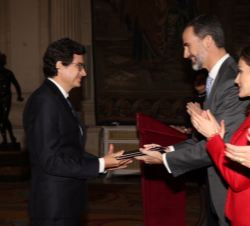 Su Majestad el Rey hace entrega a José María Benlloch del Premio Nacional de Investigación "Leonardo Torres Quevedo", en el área de Ingenier