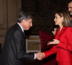 Doña Letizia hace entrega a José Luis García Delgado del Premio Nacional de Investigación "Pascual Madoz", en el área de Derecho y Ciencias 
