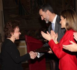 Su Majestad el Rey hace entrega a Violeta Demonte del Premio Nacional de Investigación "Ramón Menéndez Pidal" en el área de Humanidades