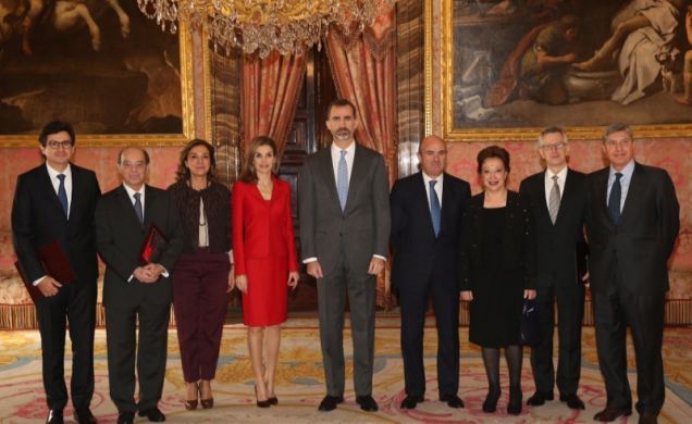 Sus Majestades los Reyes junto a los galardonados y autoridades asistentes al acto de entrega de los Premios Nacionales de Investigación 2014