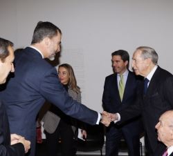 Don Felipe recibe el saludo de Javier Vidal, esposo de María Josefa Huarte donante de las obras de la colección permanente a la Universidad de Navarra