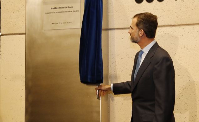 Don Felipe descubre la placa conmemorativa de la inauguración del Museo de la Universidad de Navarra