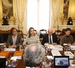Doña Letizia, junto a la secretaria de Estado de Comunicación y el director del Instituto Cervantes, durante la reunión con el Consejo Asesor y lingüi