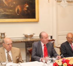 Don Juan Carlos en un momento del almuerzo ofrecido en la Embajada de España en Montevideo