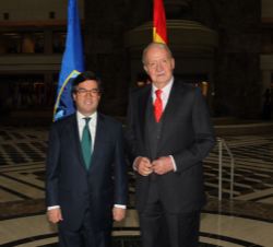 Don Juan Carlos junto al presidente del Banco Interamericano del Desarrollo (BID), Luis Alberto Moreno